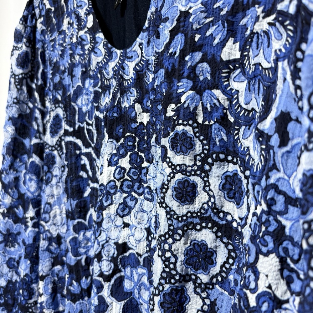 Karen Kane Blouse Womens 1X Blue Black Floral Bubble Hem V Neck Crinkle Texture - Picture 3 of 9